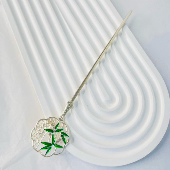 Elegant Gold Hairpin with Green Leaf Design - Picture 4 of 4